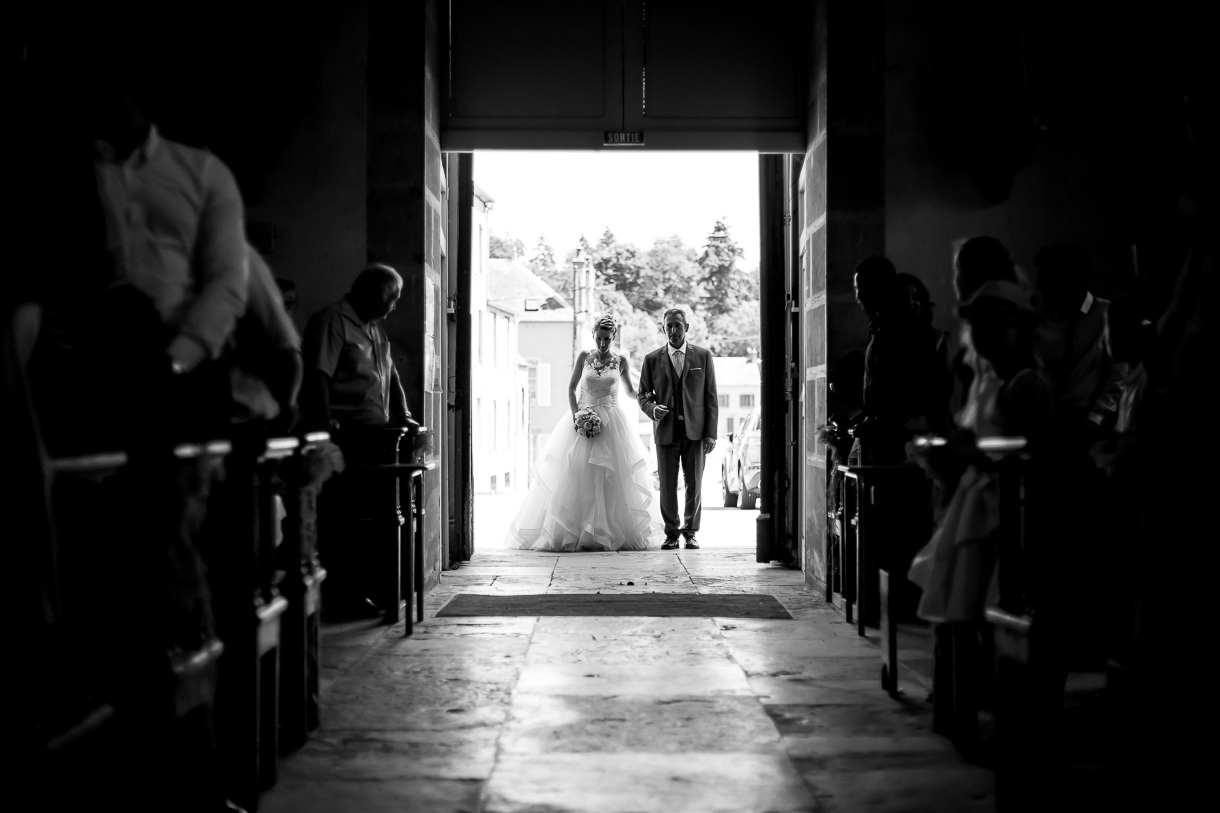 Cérémonie de mariage l'entrée de l'église de la mariée