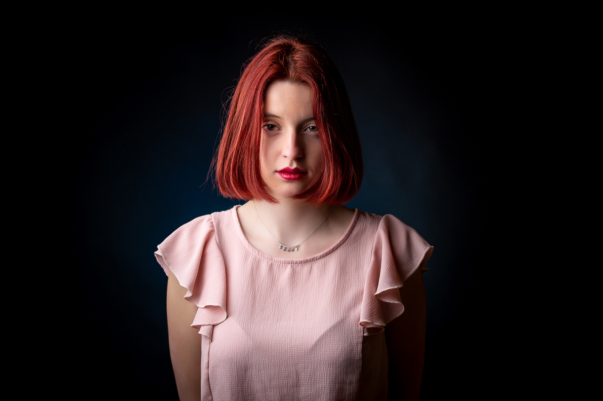 portrait jeune femme cheveux rouges